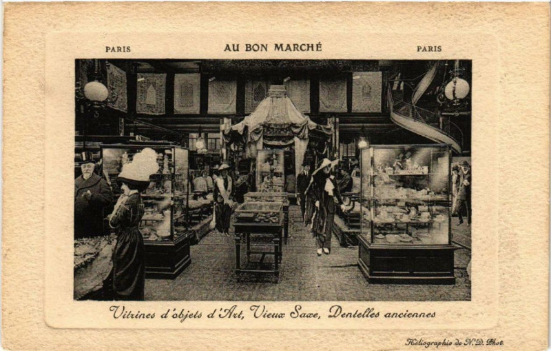 Carte postale ancienne Paris 7e Au Bon Marché Vitrines d'ojets d'Art Vieux Saxe à Paris 7e