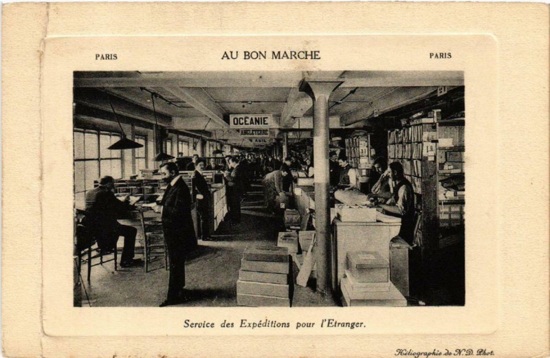 Carte postale ancienne Paris 7e Au Bon Marché Service des Expéditions pour l'Etranger à Paris 7e