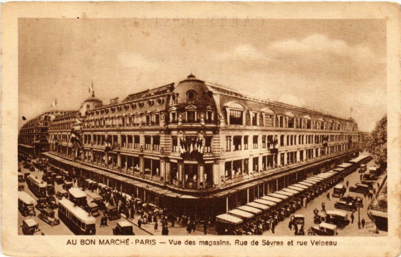 Carte postale ancienne Paris 7e Au Bon Marché Vue des Magasins Rue de Sevres à Paris 7e