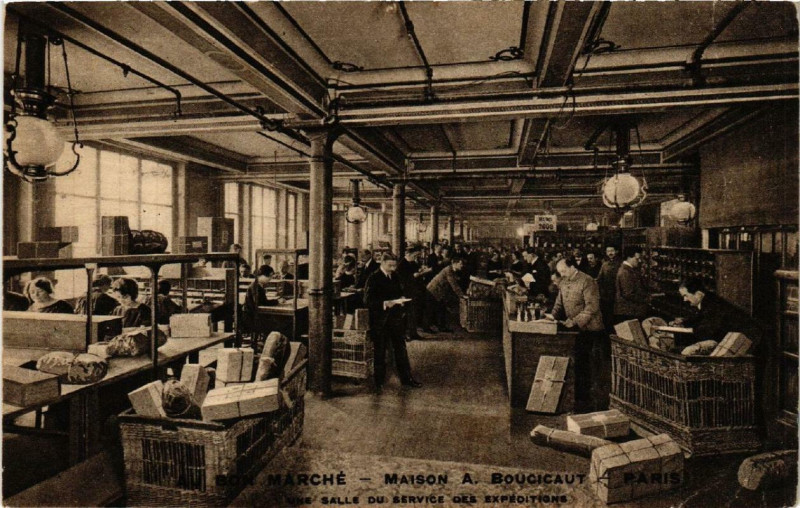 Carte postale ancienne Paris 7e Au Bon Marché Une Salle du Service des Expeditions à Paris 7e