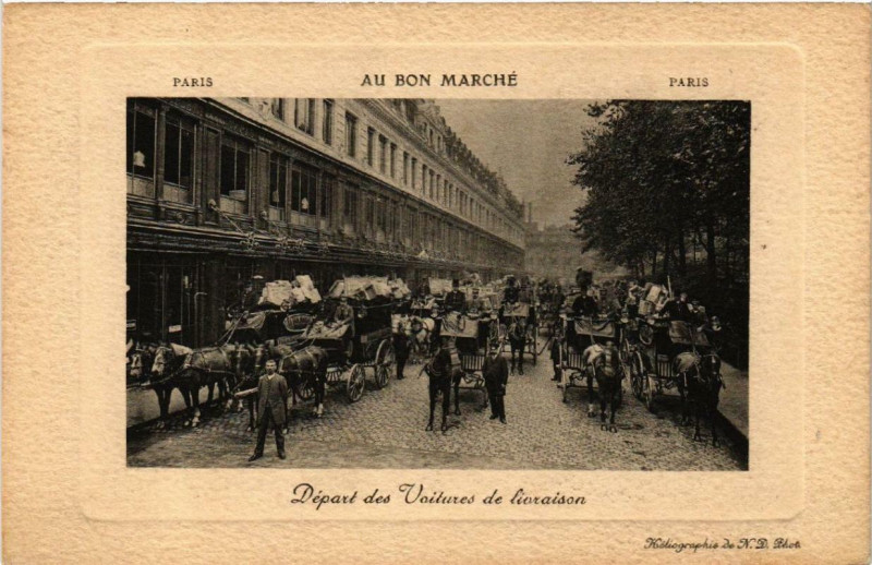 Carte postale ancienne Paris 7e Au Bon Marché Départ des Voitures de Livraison à Paris 7e