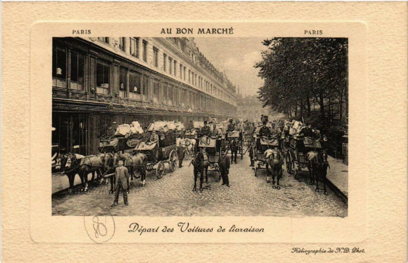 Carte postale ancienne Paris 7e Au Bon Marché Départ des Voitures de Livraison à Paris 7e