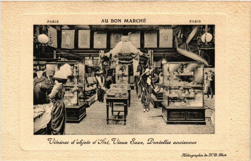 Carte postale ancienne Paris 7e Au Bon Marché Vitrines d'ojets d'Art Vieux Saxe à Paris 7e
