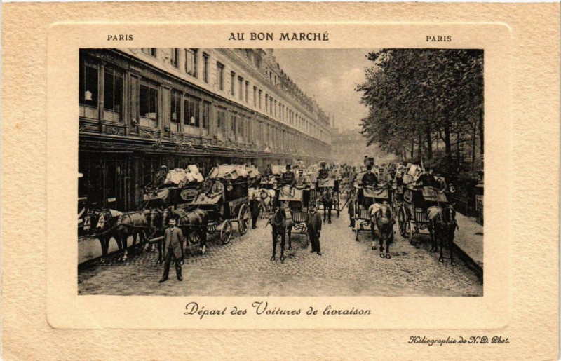 Carte postale ancienne Paris 7e Au Bon Marché Départ des Voitures de Livraison à Paris 7e