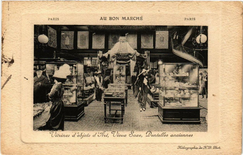 Carte postale ancienne Paris 7e Au Bon Marché Vitrines d'ojets d'Art Vieux Saxe à Paris 7e