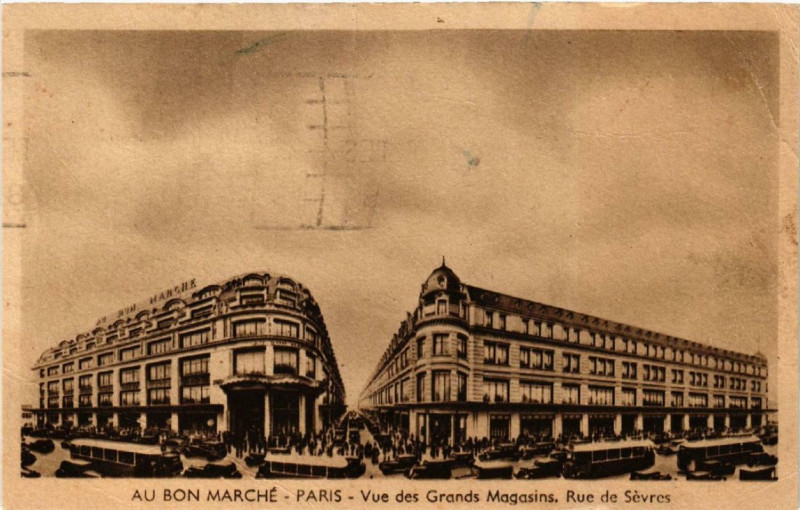 Carte postale ancienne Paris 7e Au Bon Marché Vue des Grands Magasins Rue de Sevres à Paris 7e