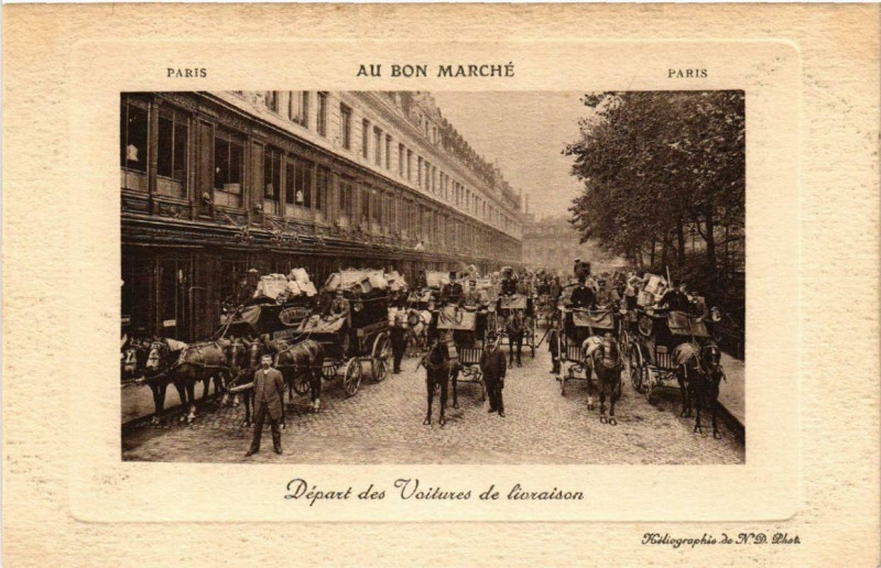 Carte postale ancienne Paris 7e Au Bon Marché Départ des Voitures de Livraison à Paris 7e
