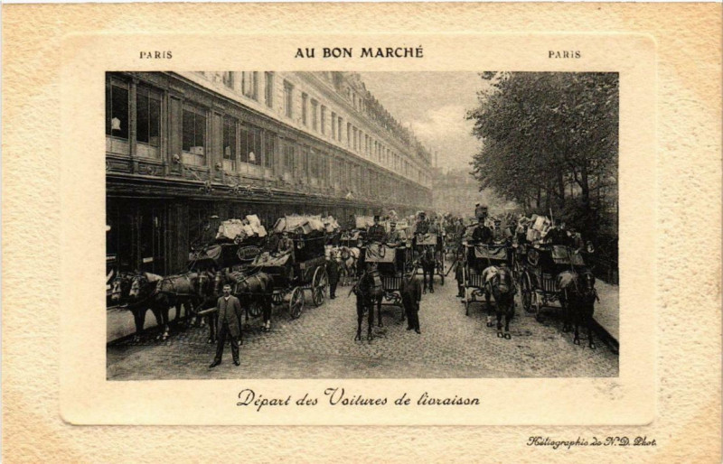 Carte postale ancienne Paris 7e Au Bon Marché Départ des Voitures de Livraison à Paris 7e