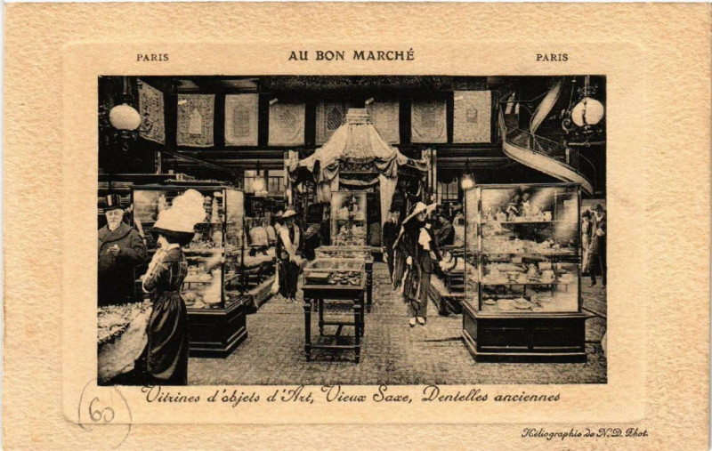 Carte postale ancienne Paris 7e Au Bon Marché Vitrines d'ojets d'Art Vieux Saxe à Paris 7e
