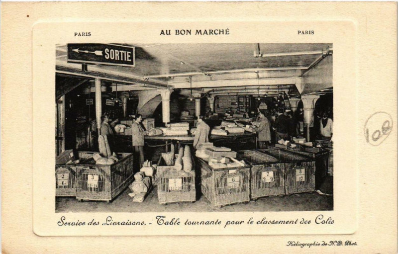 Carte postale ancienne Paris 7e Au Bon Marché Table roulante Classement des Colis à Paris 7e