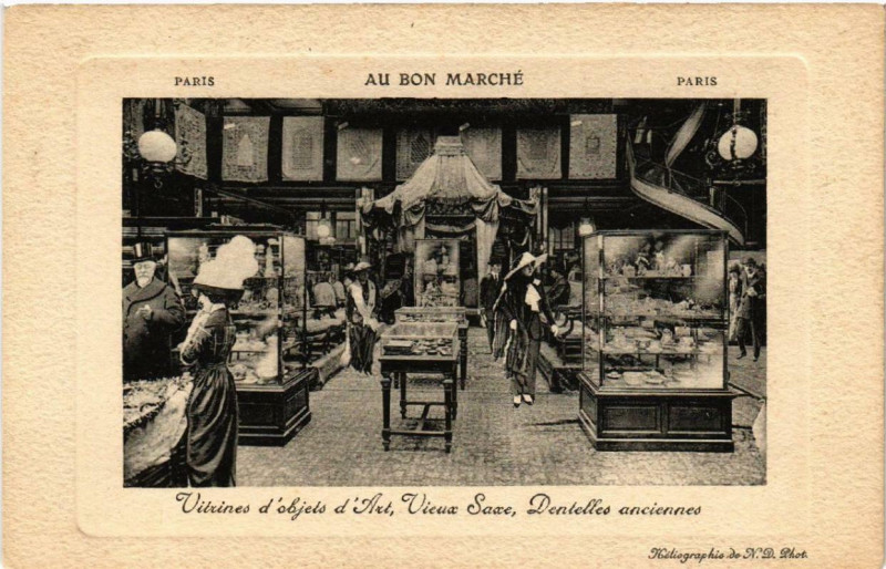 Carte postale ancienne Paris 7e Au Bon Marché Vitrines d'ojets d'Art Vieux Saxe à Paris 7e