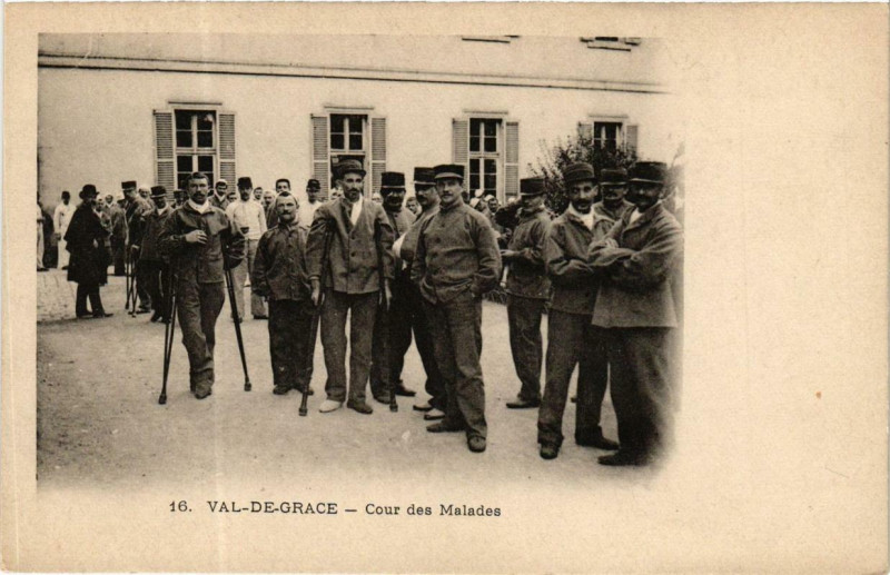 Carte postale ancienne Paris 5e Val-de-Grace. Cour des Malades à Paris 5e