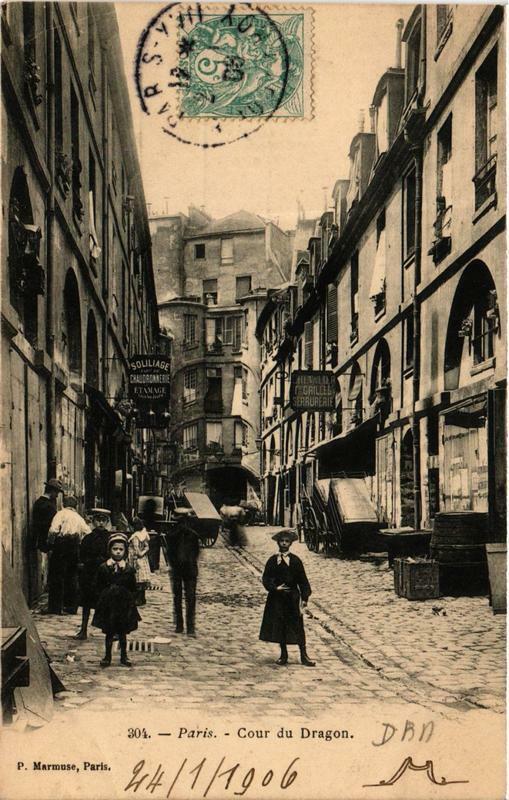 Carte postale ancienne Paris 6e Cour du Dragon. à Paris 6e