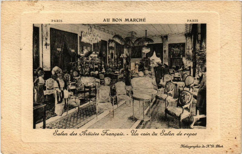 Carte postale ancienne Paris 7e Au Bon Marché Salon des Artistes Francais coin du Salon à Paris 7e
