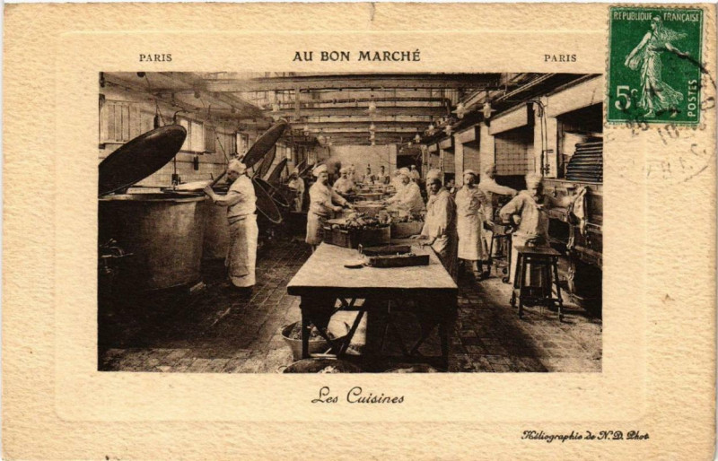 Carte postale ancienne Paris 7e Au Bon Marché Les Cuisines à Paris 7e