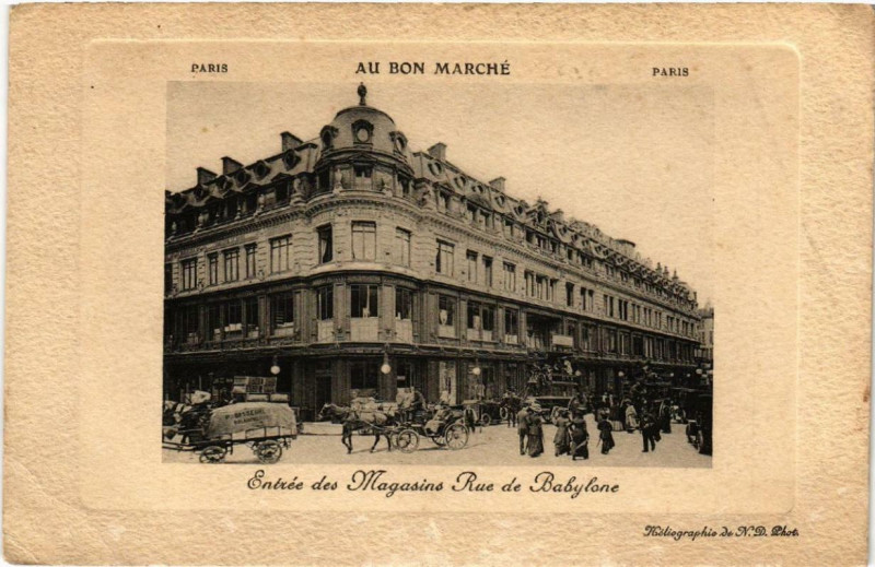Carte postale ancienne Paris 7e Au Bon Marché Entrée des Magasins Rue de Babylone à Paris 7e