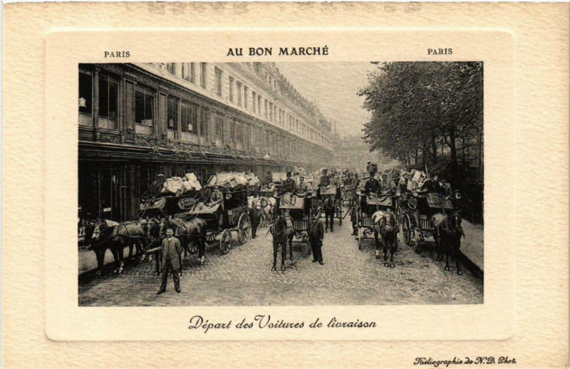 Carte postale ancienne Paris 7e Au Bon Marché Départ des Voitures de Livraison à Paris 7e