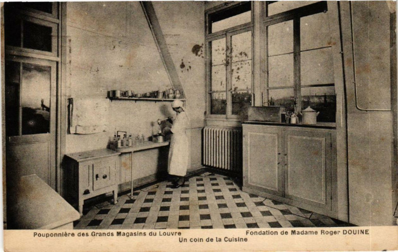 Carte postale ancienne Paris 1e Gds Magasins du Louvre Poupnniere Un coin de la Cuisine à Paris 1er