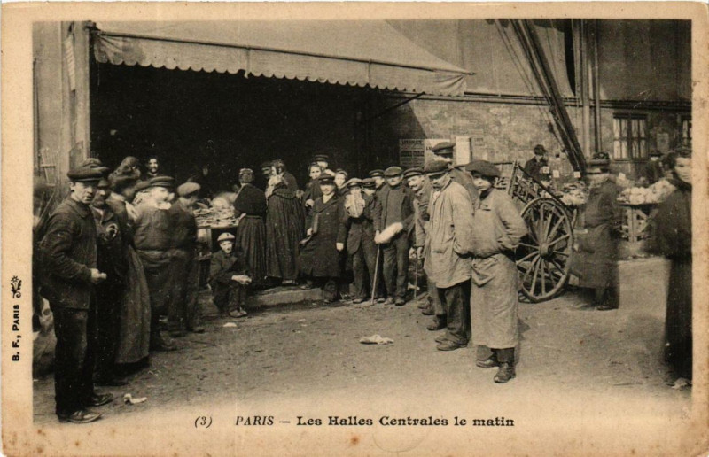 Carte postale ancienne Paris 1e Les Halles Centrales le matin à Paris 1er