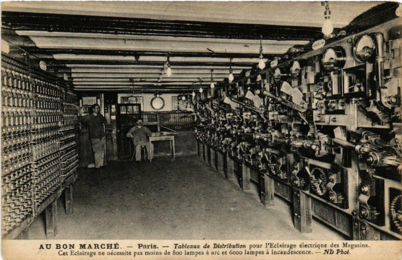Carte postale ancienne Paris 7e Au Bon Marché Tableaux de Distribution à Paris 7e