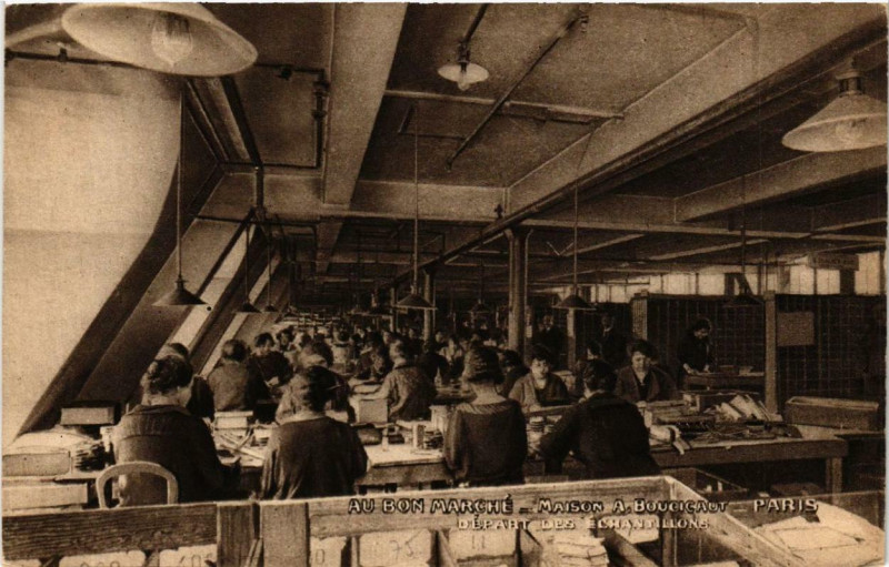 Carte postale ancienne Paris 7e Au Bon Marché Départ des Echantillons à Paris 7e