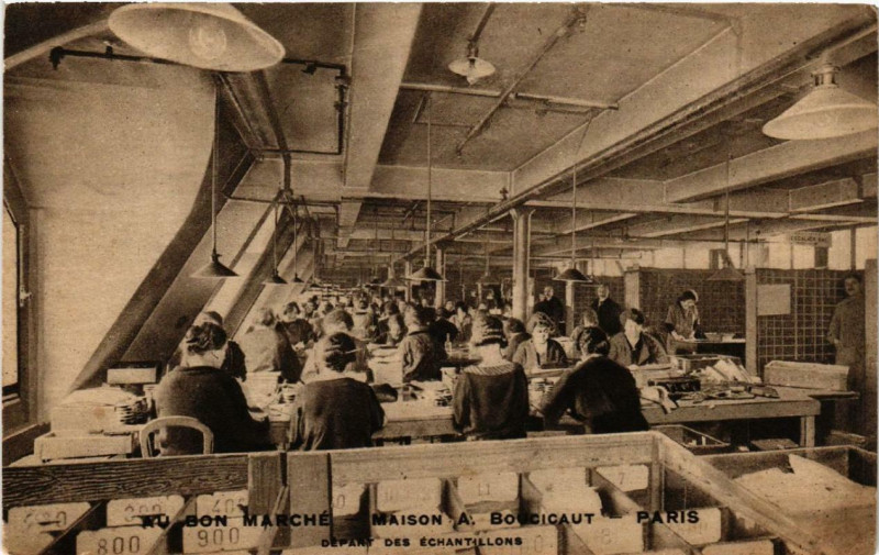 Carte postale ancienne Paris 7e Au Bon Marché Départ des Echantillons à Paris 7e