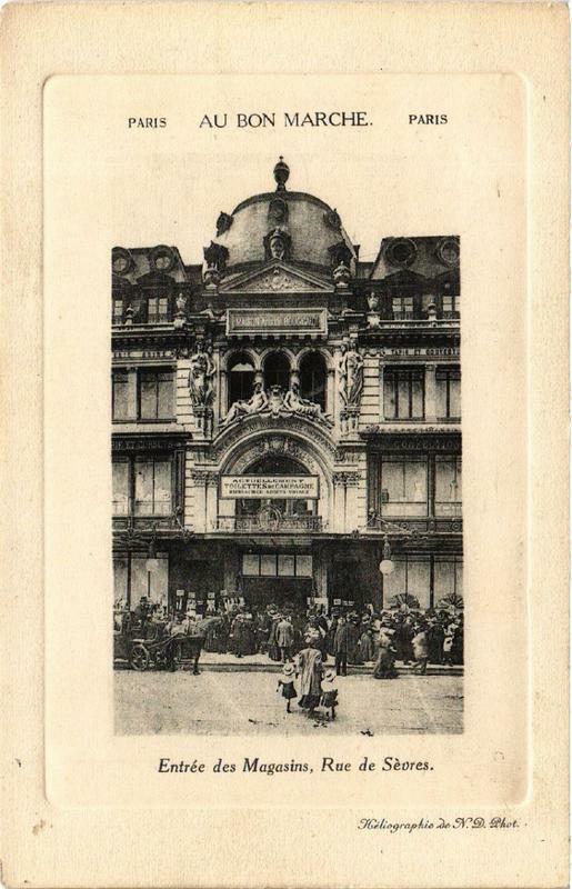 Carte postale ancienne Paris 7e Au Bon Marché Entrée des Magasins Rue de Sevres à Paris 6e