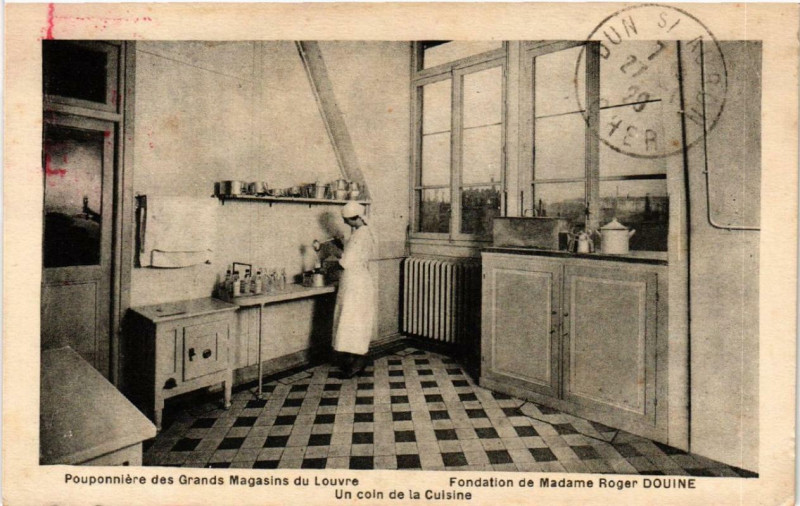 Carte postale ancienne Paris 1e Gds Magasins du Louvre Poupnniere Un coin de la Cuisine à Paris 1er