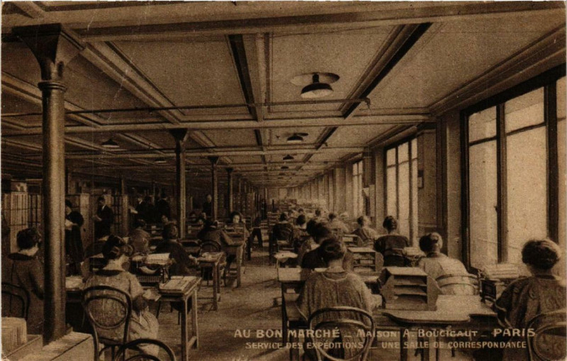 Carte postale ancienne Paris 7e Au Bon Marché Service des Expéditions Une salle à Paris 7e