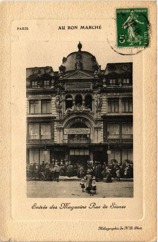 Carte postale ancienne Au Bon Marché - Entrée des Magasins Rue de Sèvres à Paris 6e