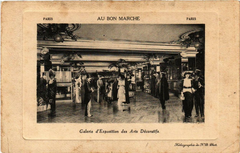 Carte postale ancienne Paris 7e Au Bon Marché Galerie d'Expostion des Arts Décoratifs à Paris 7e