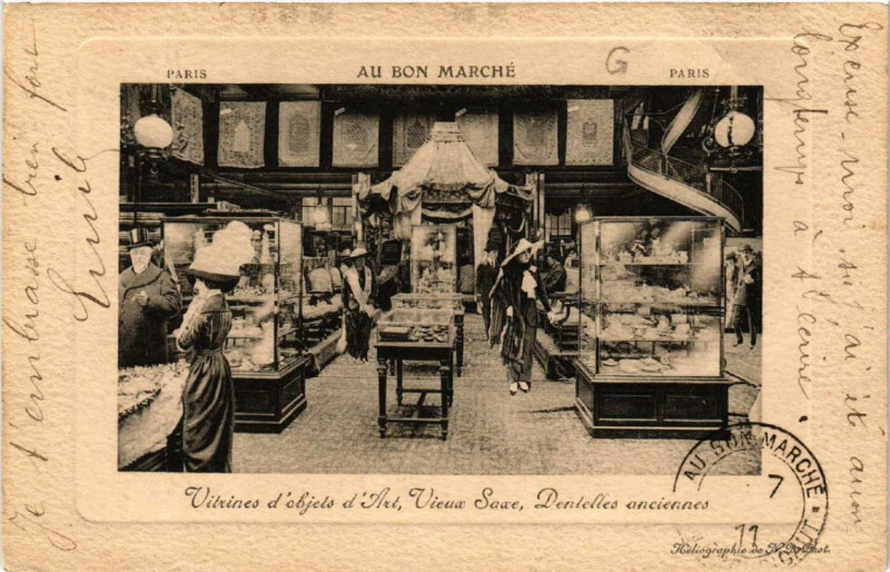 Carte postale ancienne Paris 7e Au Bon Marché Vitrines d'ojets d'Art Vieux Saxe à Paris 7e