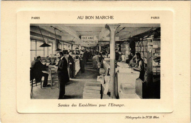 Carte postale ancienne Paris 7e Au Bon Marché Service des Expéditions pour l'Etranger à Paris 7e
