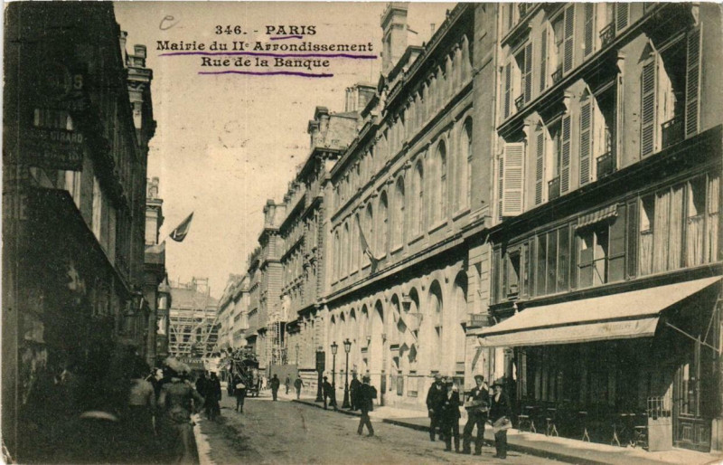 Carte postale ancienne Paris 2e Mairie du Iie Arr. Rue de la Banque. à Paris 2e