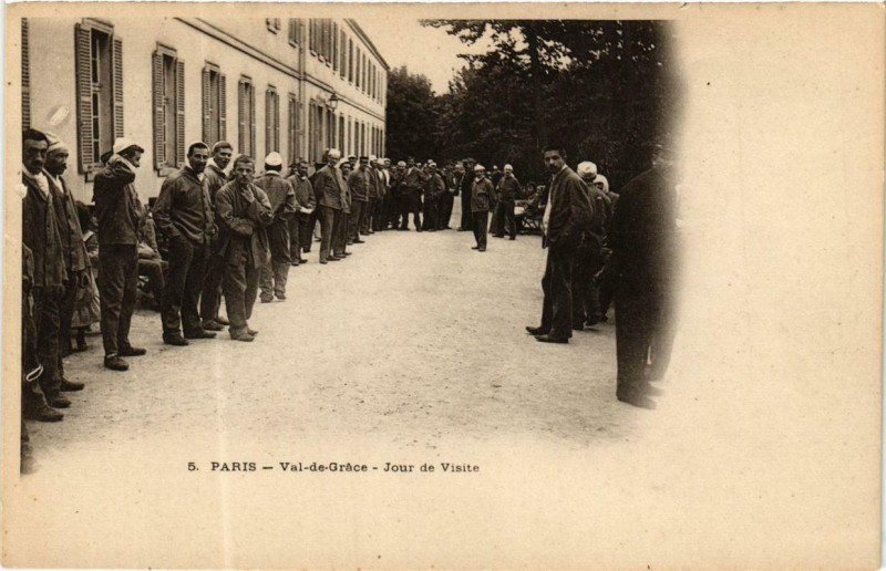 Carte postale ancienne Paris 5e Val-de-Grace. Jour de Visite à Paris 5e