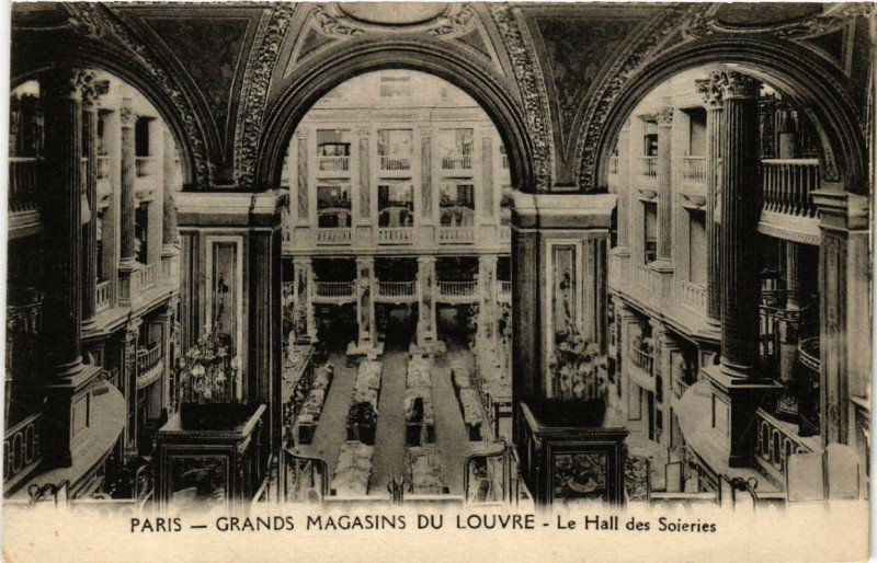 Carte postale ancienne Paris 1e Grands Magasins du Louvre Le Hall des Soieries à Paris 1er