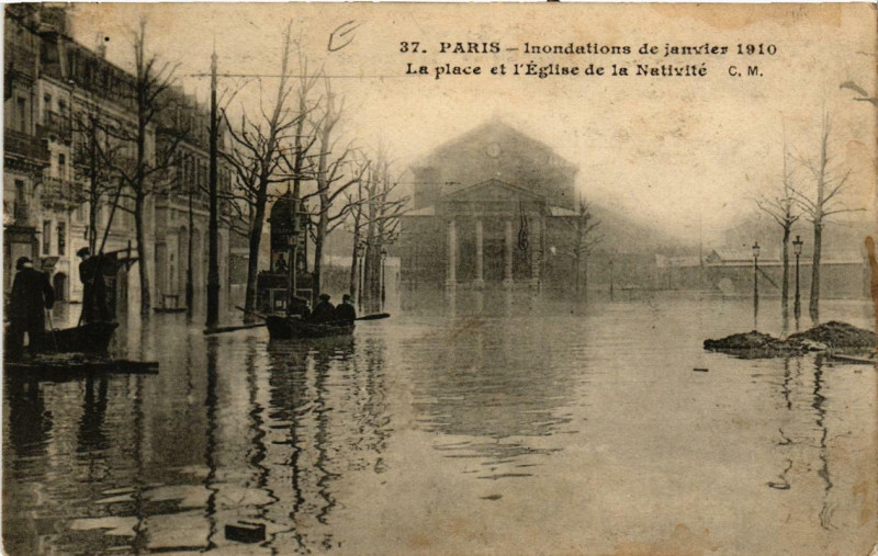 Carte postale ancienne Paris La Place et Eglise de la Nativite Inondations 1910 à Paris
