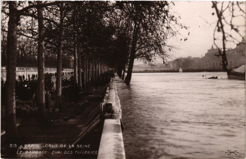 Carte postale ancienne Paris Le Barrage Quai des Tuileries Inondations 1910 à Paris