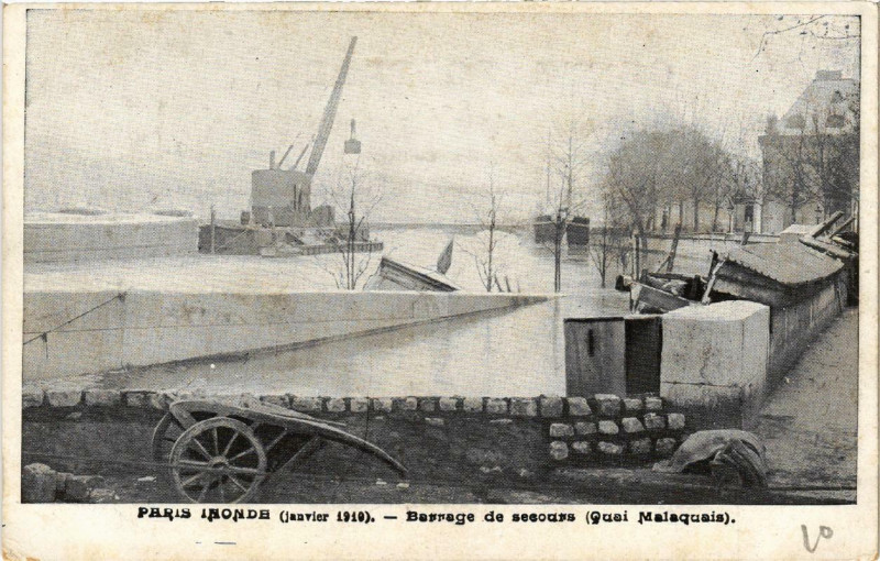 Carte postale ancienne Paris Barrage de secours Quai Malaquais Inondations 1910 à Paris