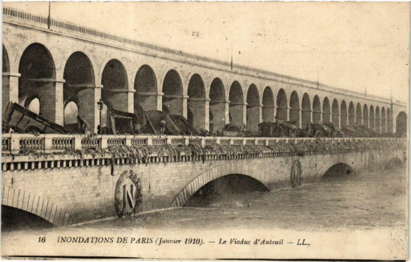 Carte postale ancienne Inondations de Paris - Le Viaduc d'Auteuil à Paris 16e