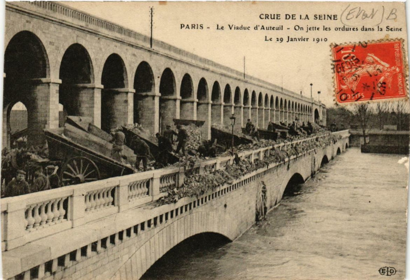 Carte postale ancienne Crue de la Seine - Le Viaduc d'Auteuil - On jette les ordures dans la Seine à Paris 16e