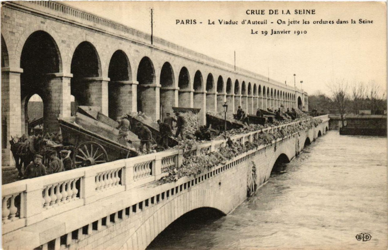 Carte postale ancienne Crue de la Seine - Le Viaduc d'Auteuil - On jette les ordures dans la Seine à Paris 16e
