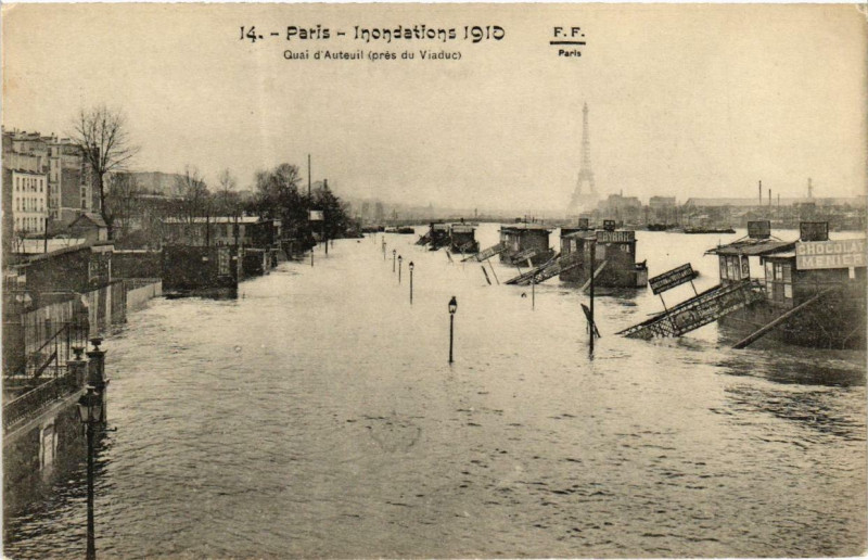 Carte postale ancienne Paris Quai d'Auteuil pres du Viaduc Inondations 1910 à Paris