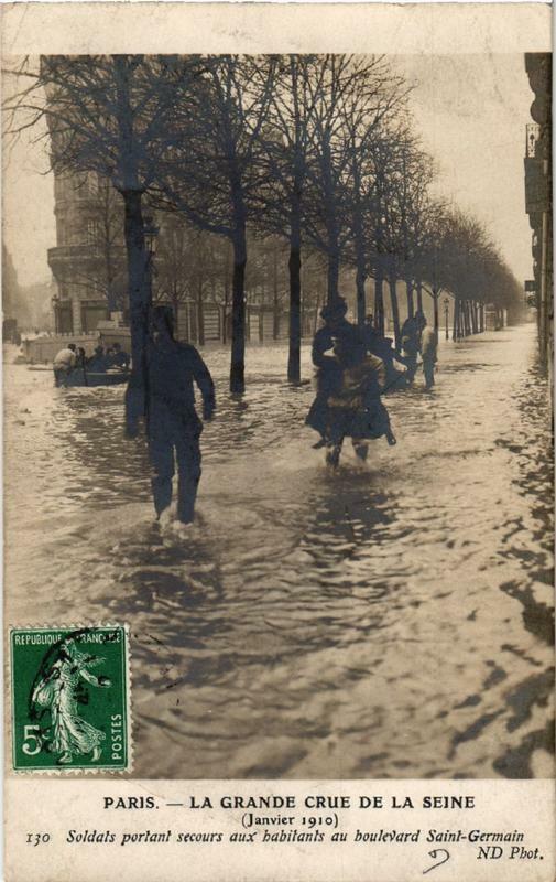 Carte postale ancienne Paris Soldats portant secours Inondations 1910 à Paris