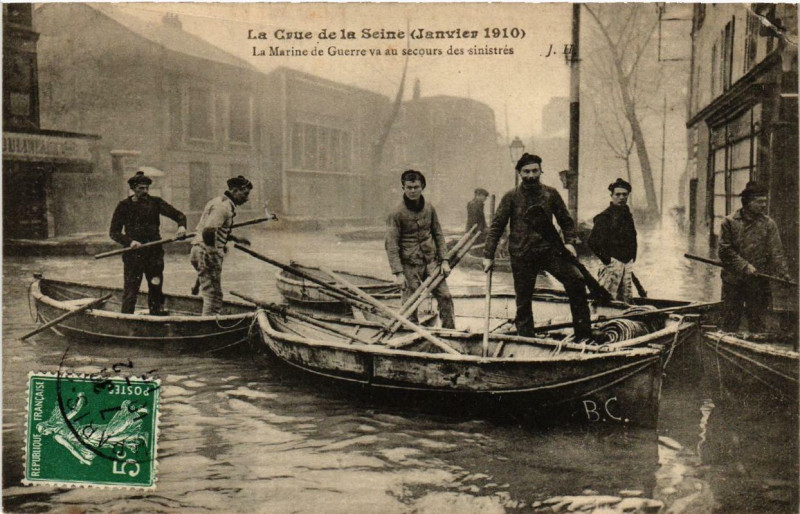 Carte postale ancienne Paris La Marine de Guerre Inondations 1910 à Paris