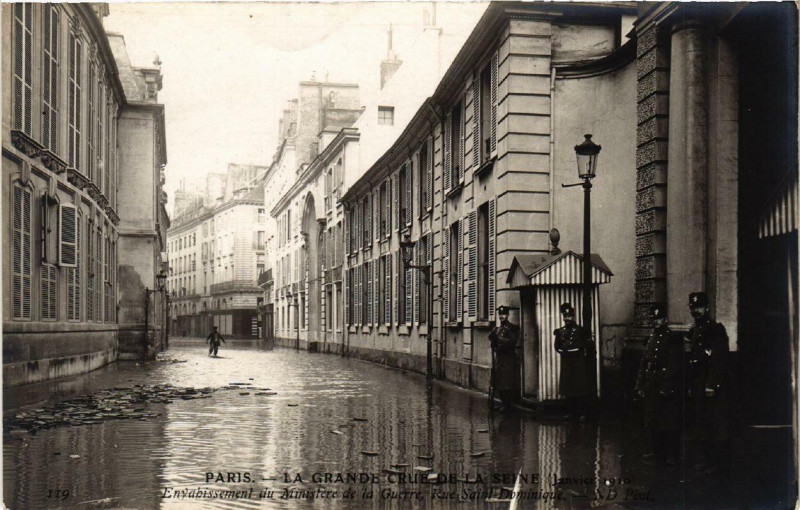 Carte postale ancienne Paris Ministere de la Guerre Rue Saint-Dominique Inondations 1910 à Paris