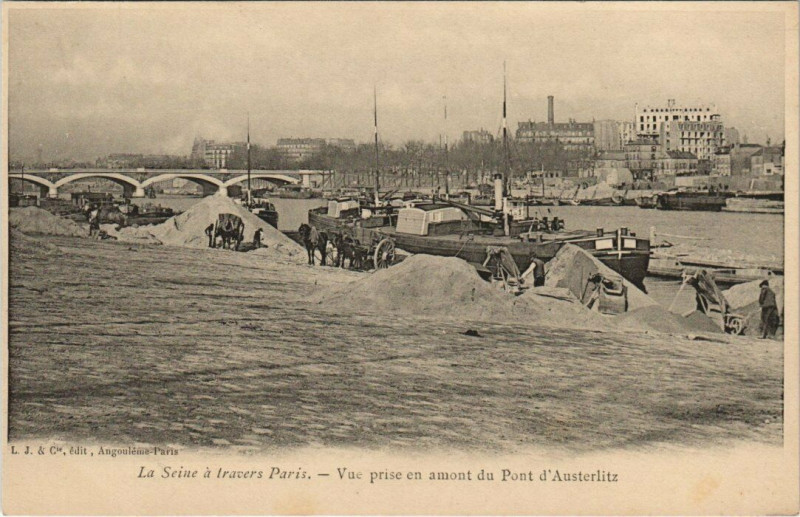 Carte postale ancienne Vu prise en amont du Pont d'Austerlitz à Paris 13e