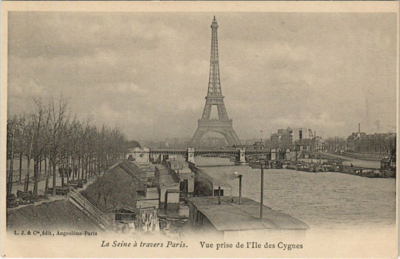 Carte postale ancienne Vue prise de l'Ile des Cygnes à Paris 15e