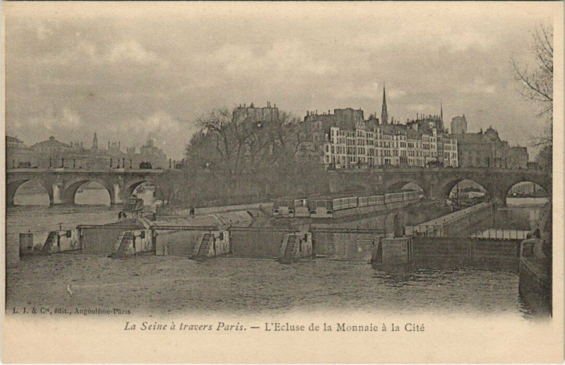 Carte postale ancienne La Seine a travers Paris - L'Ecluse de la MOnnaie a la Cité à Paris 6e
