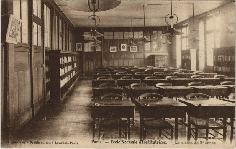 Carte postale ancienne Ecole Normale d'Institutrices - La classe de 2e année à Paris 17e